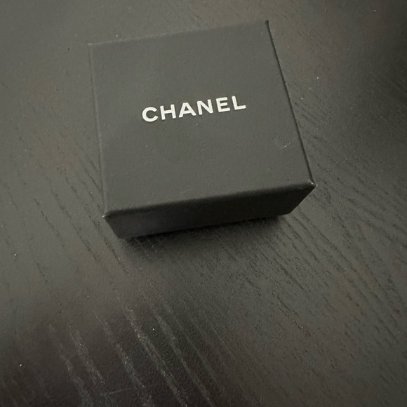 100% authentic Chanel earrings. Bought at Hirshleifers in Manhasset Americana - Picture 2 of 2